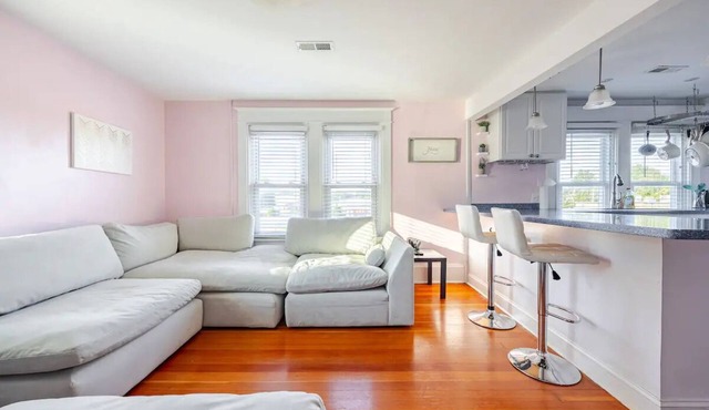 The Queen of Winchester Three Bedroom with Upper Level Deck
