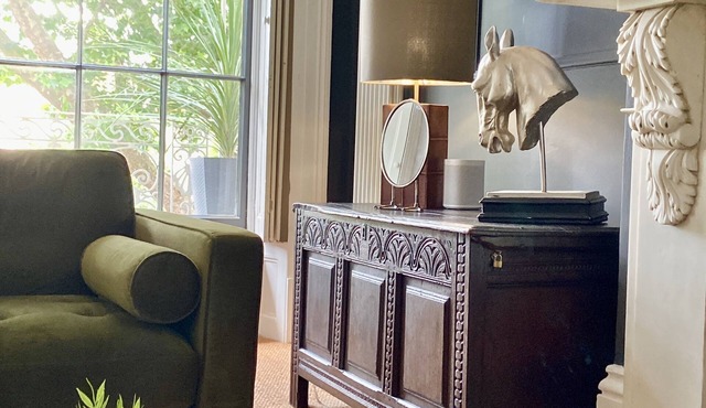 The Queens Apt stylish + Free Parking. Hop Skip & Jump to Restaurants