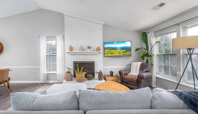 The Quiet Grove: Pet friendly 3 Bed 2 bath private wooded views with deck