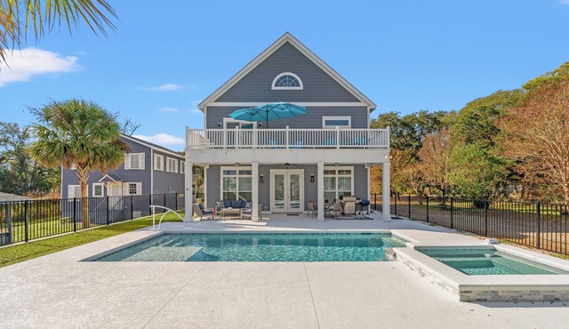 The Quiet Storm - Walk to Beach - 4BR/3BA - 3 Living Areas