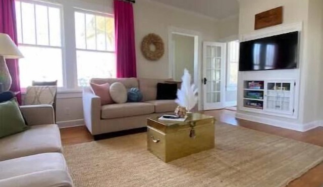 The Quincy Cottage.centrally located in the heart of Quincy, Illinois!