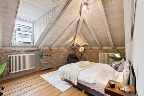 The R Loft - Cosy Hostel, Communal Bathroom and Kitchen