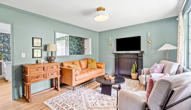 The Rabbit Hole - cozy retreat in downtown Travelers Rest.