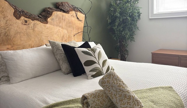 The Rainforest Suite: cozy & spacious Suite right in Downtown Elora