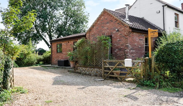 THE RAMBLERS' ANNEX, pet friendly, with open fire in Mattishall