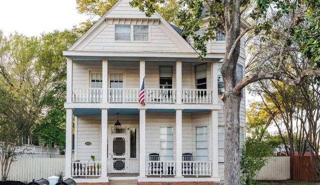 The Ramona House w/Cowboy Pool! Walk to Downtown!