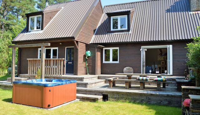 The Ranch Lodge, near Dunoon, pet friendly, sleeps 8 with out-door hot-tub