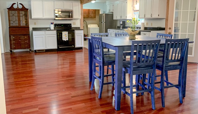 The Ranch: Sleeps 10-Charming Spacious,Convenient