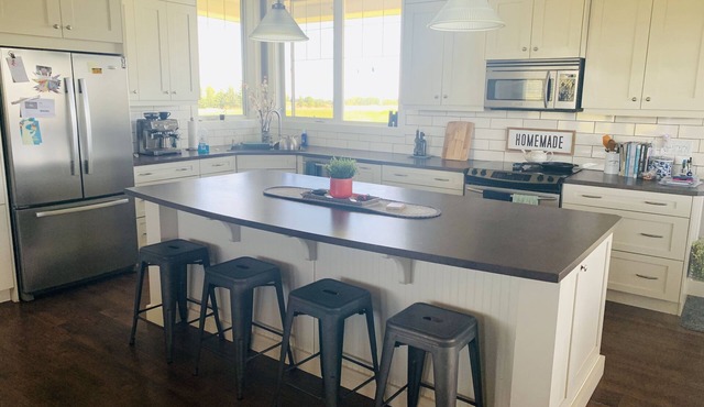 The Ranche Country views within 10 min to South Calgary and Okotoks. Stampede!