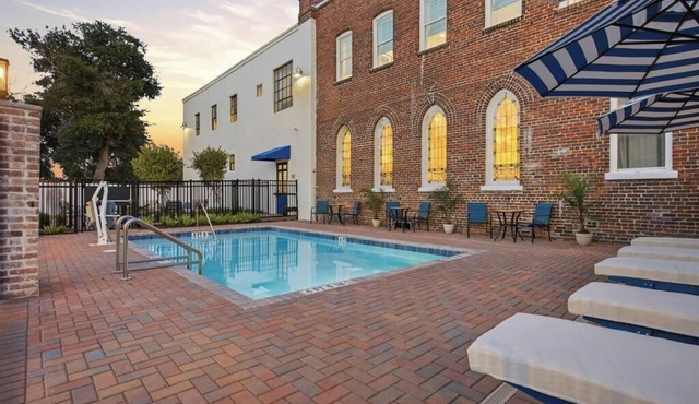 The Raven Boutique ApartHotel - 13 Apts with Pool