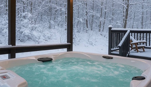 The Ravine Hot Tub Forest Escape, Epic Gameroom, Fast WIFI & Pet Friendly