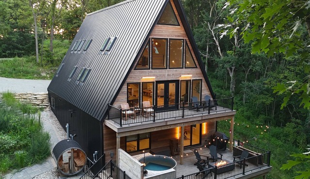 The Ravines Riverfront A-Frame, Cedar Hot Tub, Sauna, King Beds, & Arcade