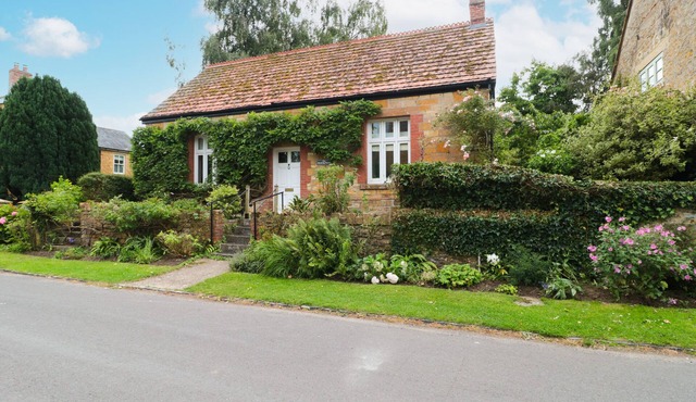 THE READING ROOM, pet friendly, with a garden in Hinton St George