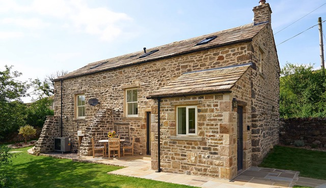 THE READING ROOMS, pet friendly, character holiday cottage in Buckden