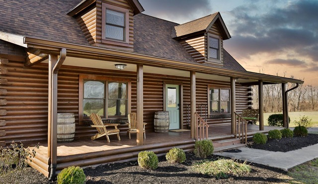 The Rec Farm - Log Cabin, Private Lake, Hot Tub, Arcade,Pickle Barn, Sleeps 12+