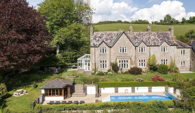 The Rectory, Stunning Views, Pool & Padel Court!