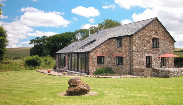THE RED BARN, pet friendly, luxury holiday cottage in Lydford