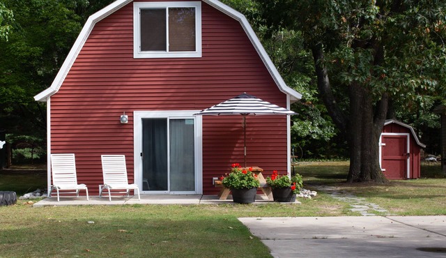 THE RED BARN - Walk to where it’s happening close by, 12 min. to Lake Michigan
