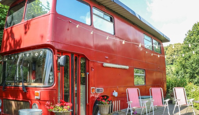 THE RED BUS!, pet friendly, with hot tub in Newnham-On-Severn