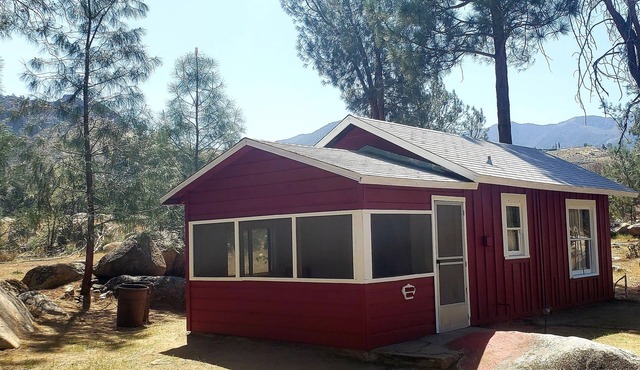 The Red Cabin - A Cozy Getaway Only 5 Min to Lake & 20 Min to River
