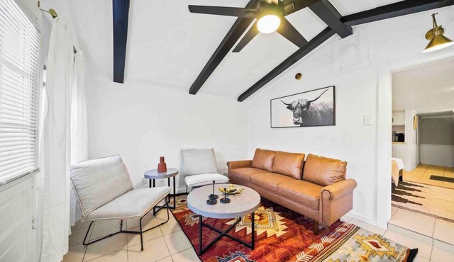 The Red Cabin: Quiet, Cozy Getaway in Ideal Fayetteville Location