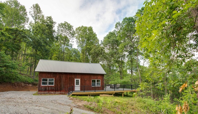 The Red Cabin ~ Secluded Getaway ~ Fire Pit ~ HOT TUB