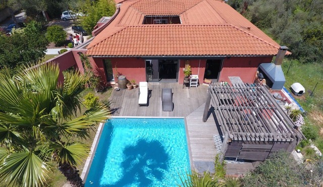 The Red Cocoon (Pool & SPA)