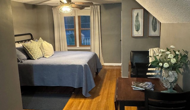 The Red Cottage is 2 blocks from Grundy Center's Historical Downtown. nn