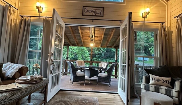 The Red Dog Chalet Couples Retreat w/Hot Tub