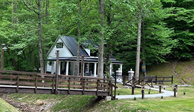 The Red Dog Cottage In The Woods w/Hot Tub