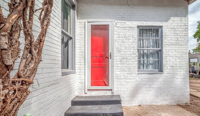 The Red Door - Charming 1-bdrm cottage in the very popular Washington corridor!