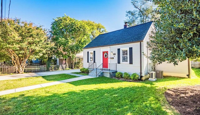 The Red Door Cottage in Eastport - Pet-Friendly!