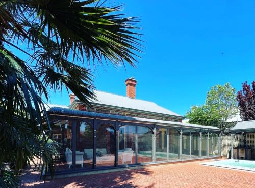 The Red Door: Expansive Home/Pool/4 BR w Ensuites