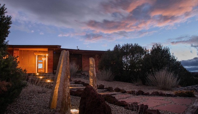 The Red Earth Palace Retreat - private natural hot spring access