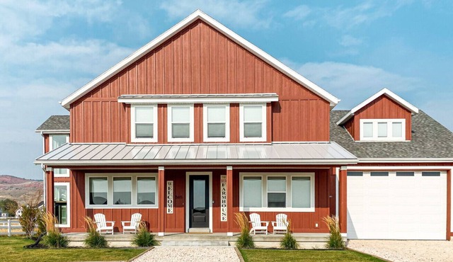 The Red Farmhouse- Hot tub and Swings! Sleeps 37