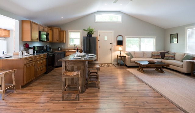 The Red Hen Cottage-Asheville-with Hot Tub and EV charger!