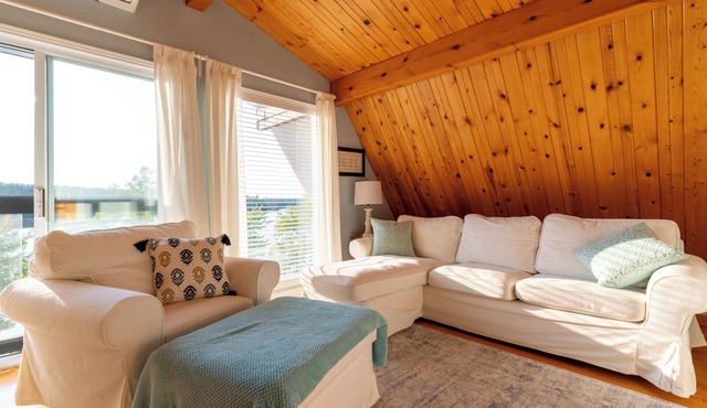 The Red Horseshoe Retreat with HOT TUB