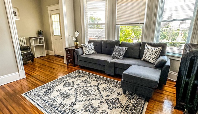 "The Red House" 4 Bedroom/Sleeps 8 in the heart of Albany NY