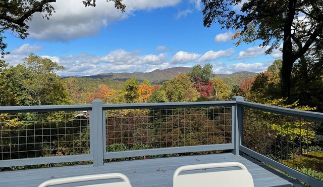 The Red House: Panoramic Views and Walk to Town