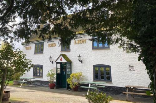 The Red Lion - Shepherd Huts