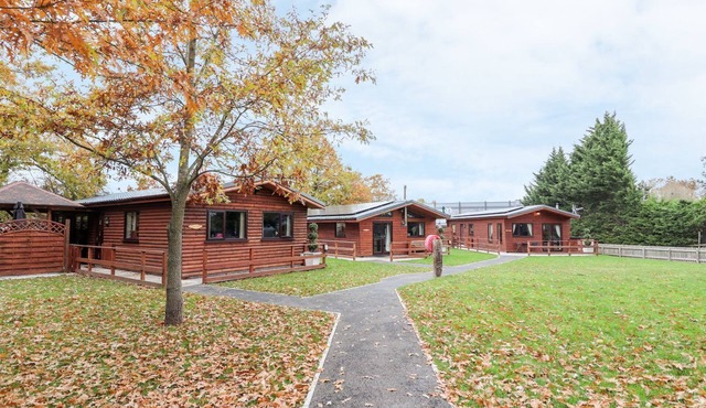 THE RED, pet friendly, with hot tub in St Asaph