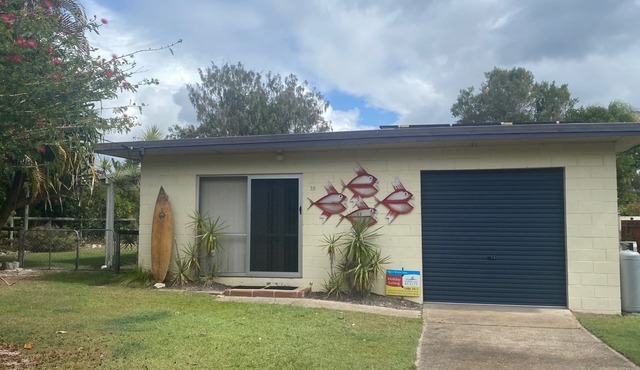 The Red Piranha - Rainbow Beach. Aircon. Walk to beach and main street.