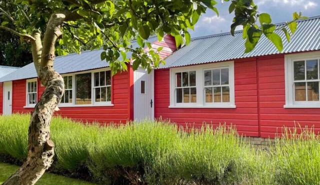 The Red Shed sleeps 2 private garden and parking 4 miles from Bury St Edmunds