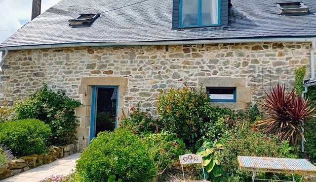 The Red Squirrel - stable cottage with shared heated pool 10 mins from beach