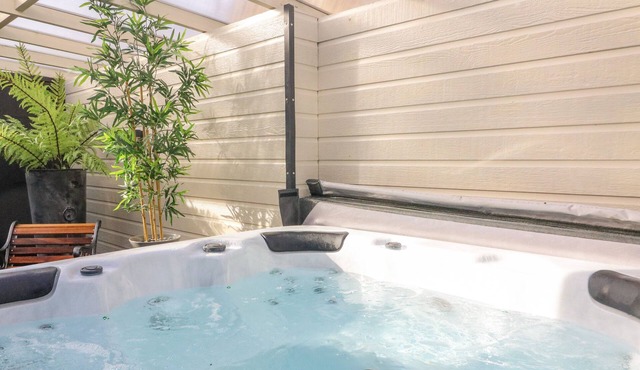 THE RED WELL COUNTRY INN, pet friendly, with hot tub in Carnforth