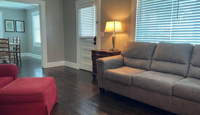 The Redbird: 3 Bedroom, Downtown, Fast WiFi, Porch