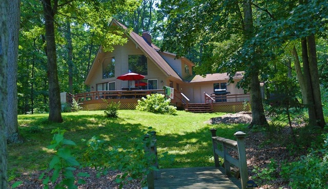 The Redbud Cottage-Beach & Quiet. Lake Sara Waterfront & Wood Fires.