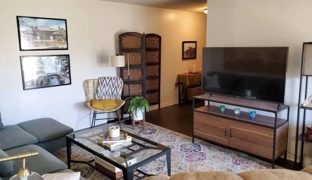 The Redhawk Hideaway: Charming 2BR Condo near Miami Univ in Oxford! Book now!