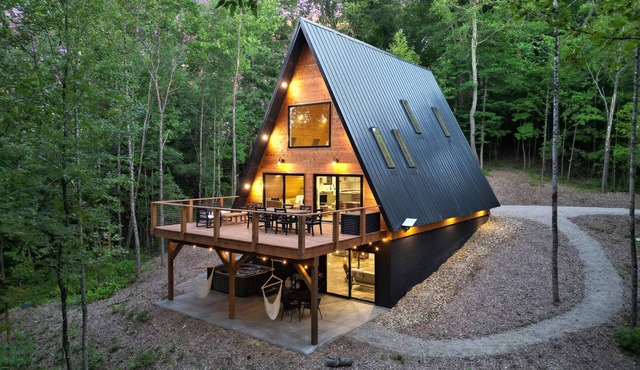 The Redhawk | Hocking Hills, Sauna, EV Charger