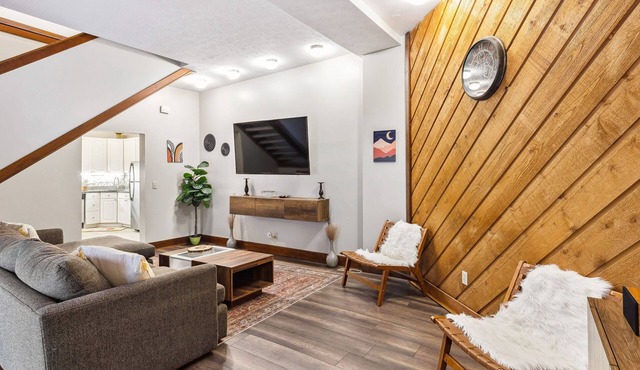 The Redwood Retreat- 5Bed/4Ba with a Rooftop Deck in the Heart of Ohio City